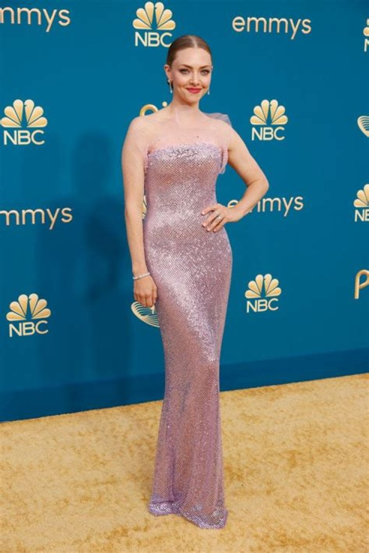 
Amanda Seyfried Is Pretty in Pink ‘Armor’ at the 2022 Emmys 